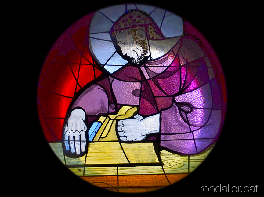 Alp a la Baixa Cerdanya. Vitrall circular que representa Sant Josep, realitzat per Llucià Navarro i Rodon.
