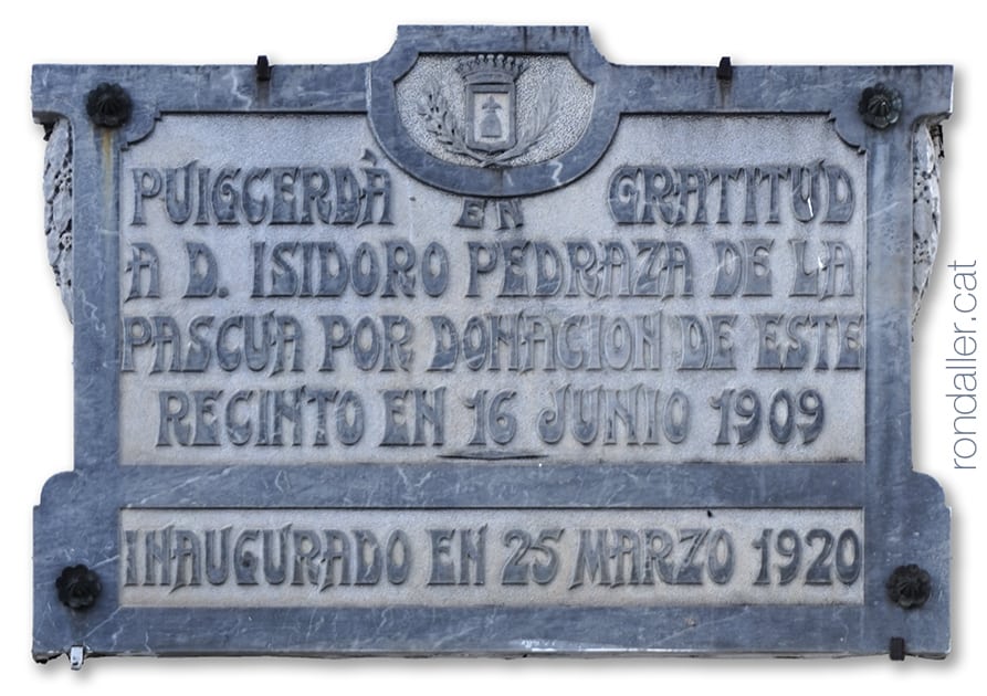cementiri modernista de Puigcerdà. Placa de marbre recordant Isidoro Pedraza, impulsor del recinte.