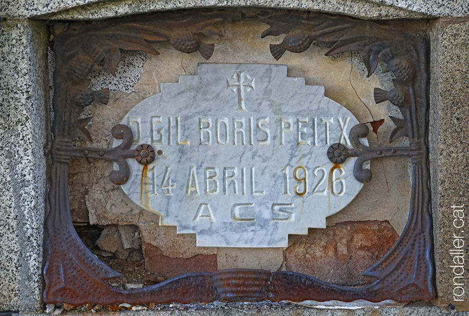 Cementiri modernista de Puigcerdà. Nínxol mig esgavellat del farmacèutic Gil Boris, mort el 1926.