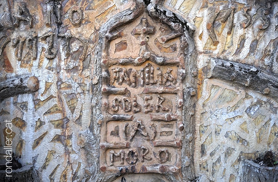 cementiri modernista de Puigcerdà. Panteó de la família Soler, decorat amb relleus que simules branques.