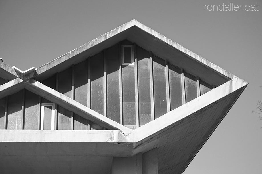 Brutalisme al Prat de Llobregat. Detall d'un dels rombs de la façana projectada per Robert Terrades Via.