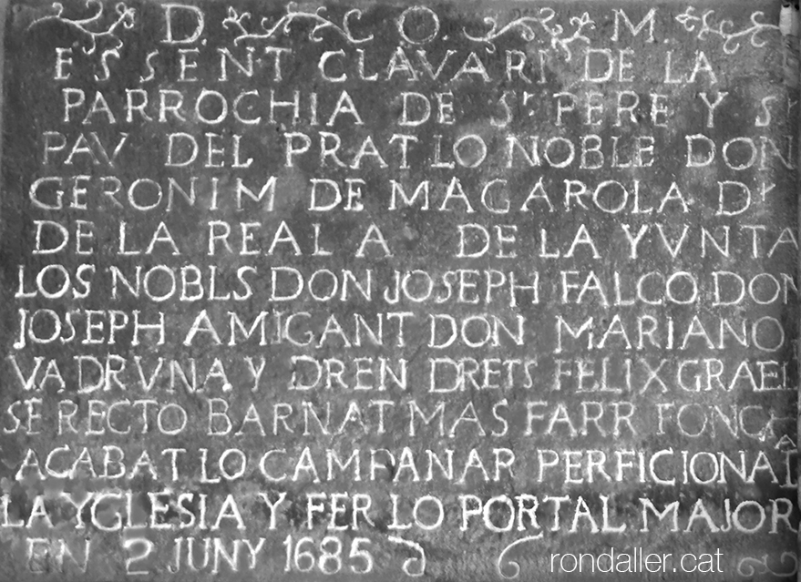 Inscripció de 1685 que commemora la finalització de l'antic temple parroquial del Prat de Llobregat.