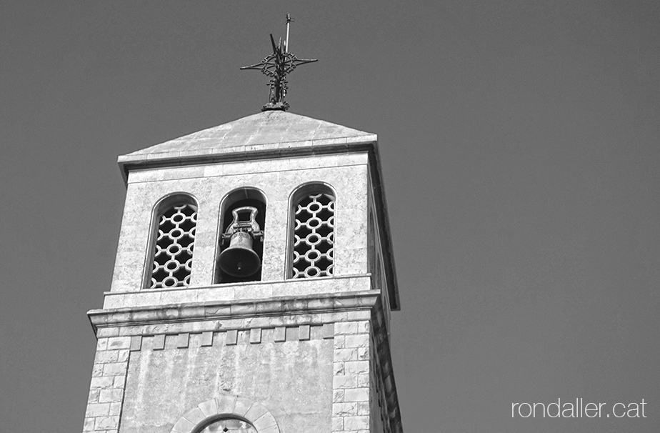 Campanar neoromànic de l'església parroquial del Prat de Llobregat construit el 1948.