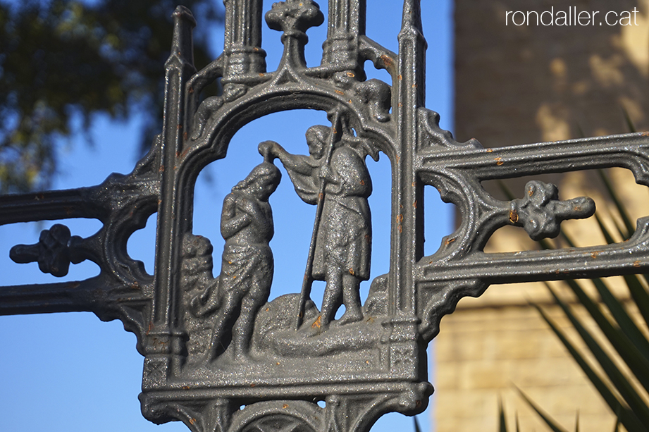 Detall de la creu de ferro de 1956 que commemora el quart centenari de la finalització del temple parroquial.