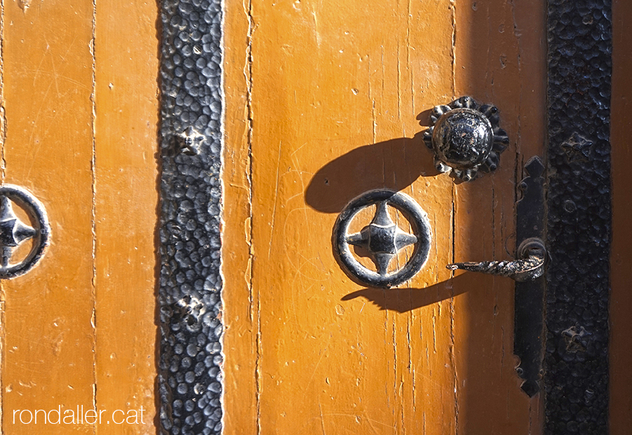 Pany i reforços de forja de la porta de la cripta de l'antiga església neoromànica.