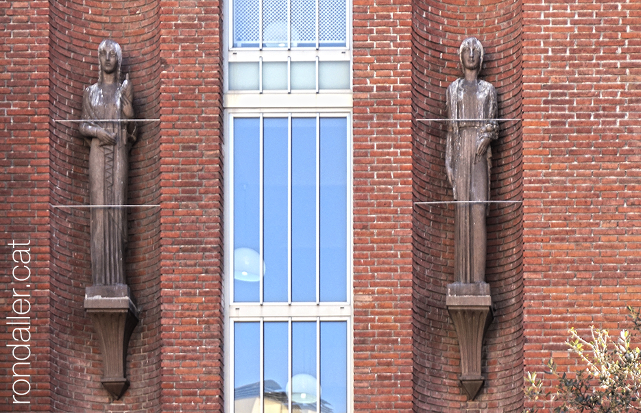 Escultures de Pere Jou a la façana de l'escola Collaso i Gil.