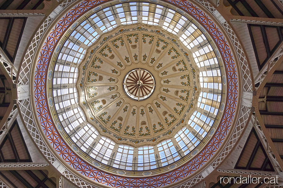 Interior de la cúpula del Mercat Municipal de València, obra d'Enric Videdma i Vidal.