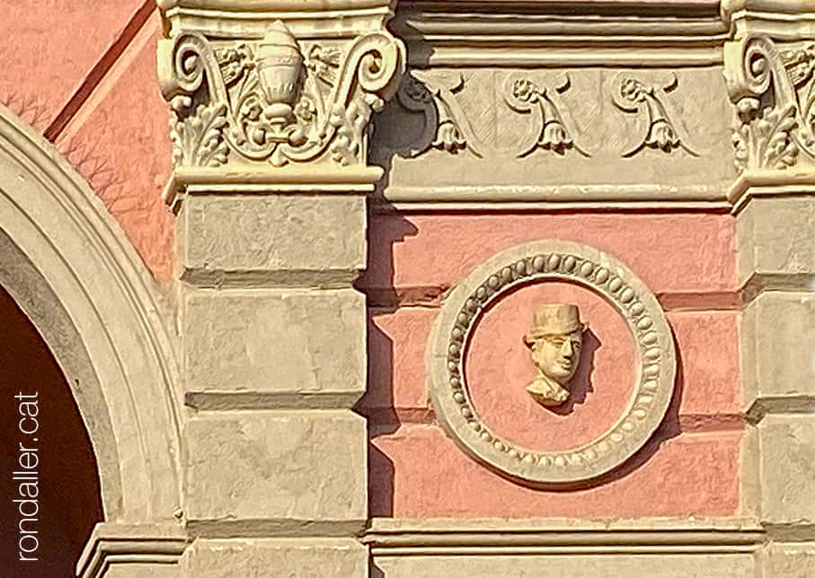 Passejada per Puigcerdà. Cap esculpit en un medalló a l'entrada del Casino Ceretà.