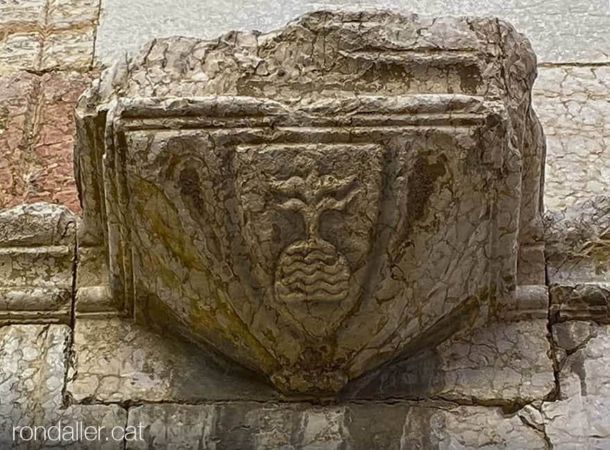 Antic escut de la ciutat amb un roc floronat, en una mènsula de l'església de Sant Domènec.