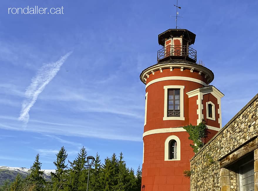 Passejada per Puigcerdà. Antiga torre de vigilància de la Casa Fabra, reformada el 1879 com a mirador.