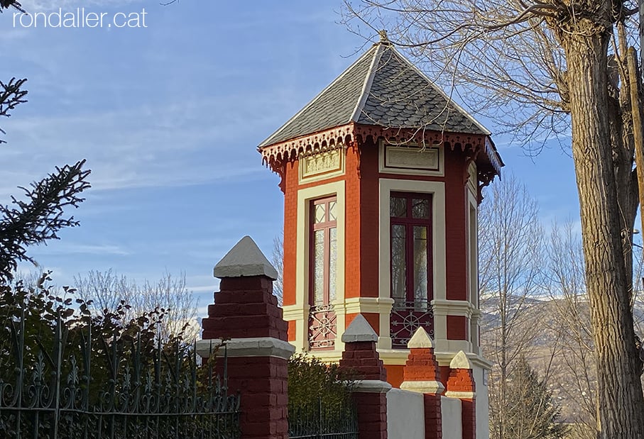 Passejada per Puigcerdà. Glorieta del segle XIX al jardí de la Torre del Rellotge.