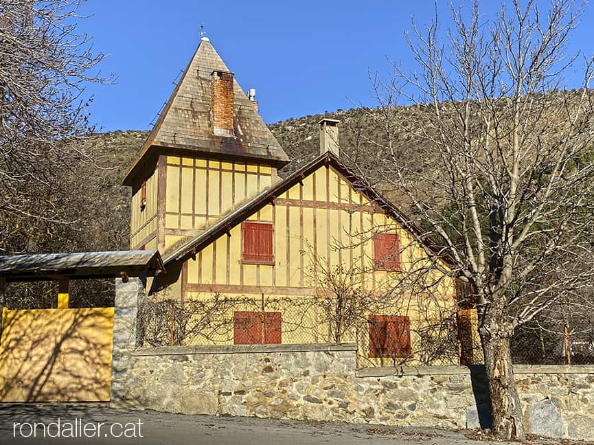 Xalet amb les portes vermelles als afores de La Tor de Querol, Alta Cerdanya.