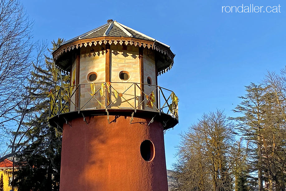 Passejada per Puigcerdà. Mirador amb forma de torreó manat construir per Josep Clausolles.