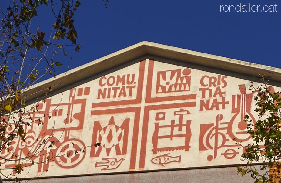 Tomb per La Sagrera. Esgrafiats de Pau Macià i Pons i Joan Solé  a la façana de l'escola Pare Manyanet.