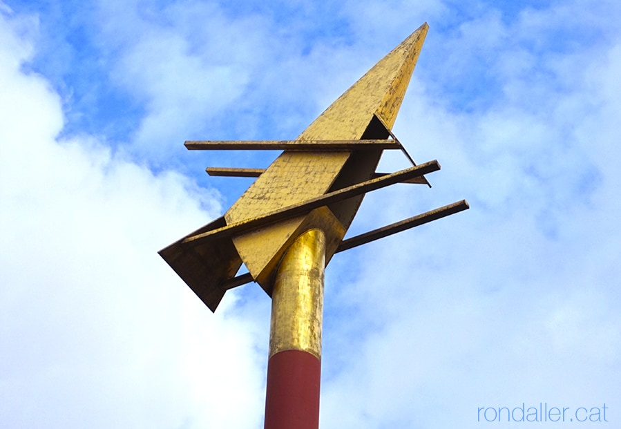 Escultura Fanalet realitzada per Miquel Navarro, a la plaça del País Valencià.