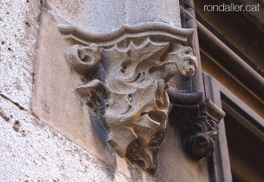 Passeig per Burjassot. Mènsula en una finestra del Reial Col·legi del Corpus Christi. 