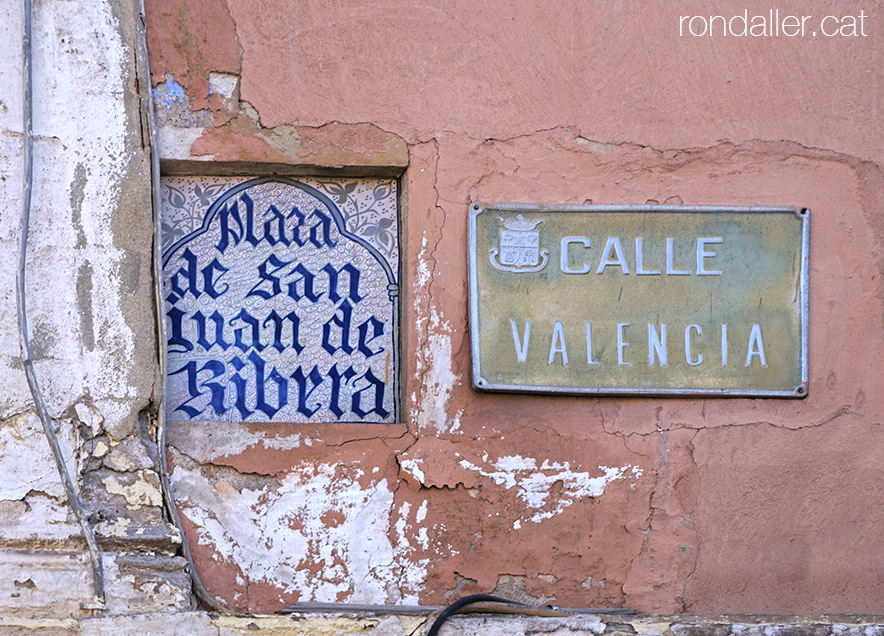 Rajola amb el nom de la plaça de Sant Joan de Ribera a Burjassot, Horta Nord de València.