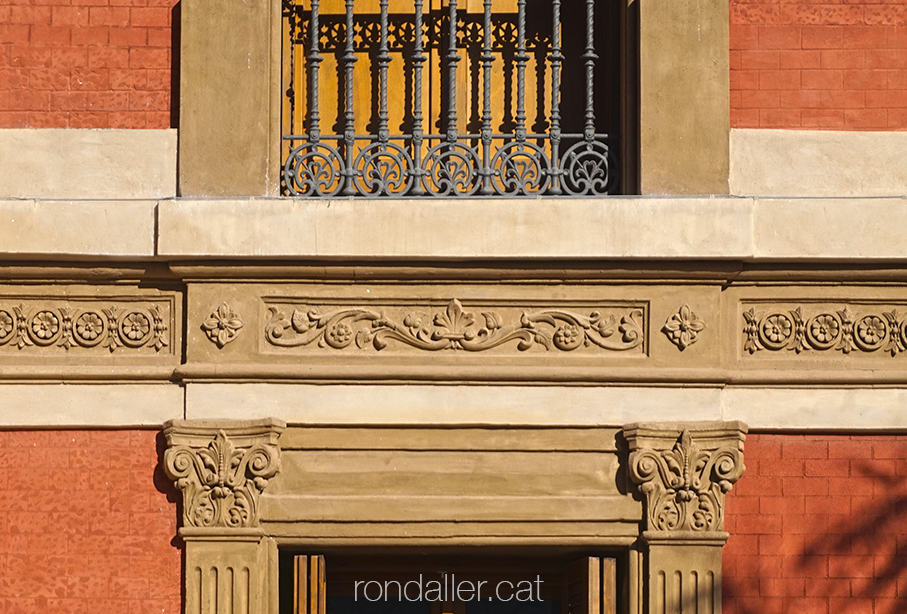 Decoració neoclàssica de la Torre de la Sagrera al carrer Berenguer de Palou, pertanyent a la fàbrica Fabra i Coats.