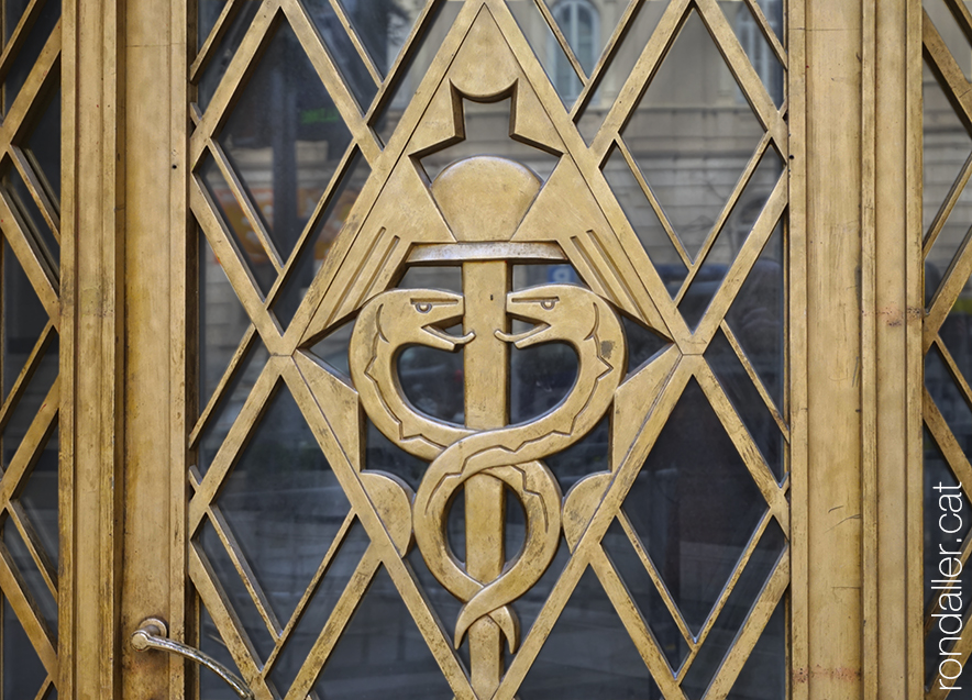 Casal de Sant Jordi. Relleu en una porta, amb els símbols d'Hermes, déu del comerç.