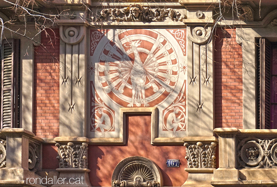 Casa Joan Casals de Barcelona projectada per Modest Fossas i Pi. Detall del griu pintat a la façana.