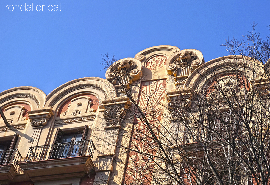 Casa Joan Casals de Barcelona projectada per Modest Fossas. Esgrafiat central amb la data 1827.