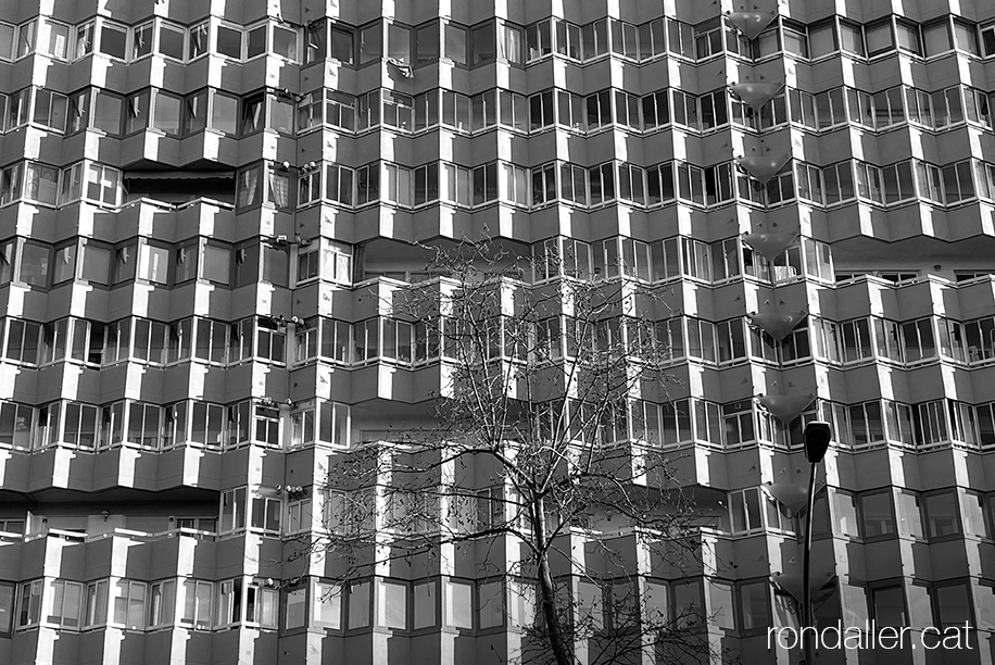Edifici de Les Corts projectat els anys cinquanta per Francesc Mitjans al solar de l'antic camp de Les Corts.