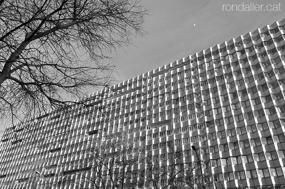 Edifici de Les Corts projectat els anys cinquanta per Francesc Mitjans al solar de l'antic camp de Les Corts.