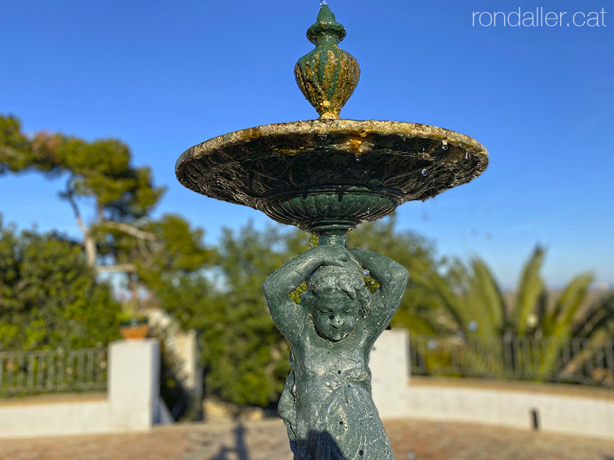 La Muntanyeta dels Sants de Sueca. Font que representa un infant als jardins.