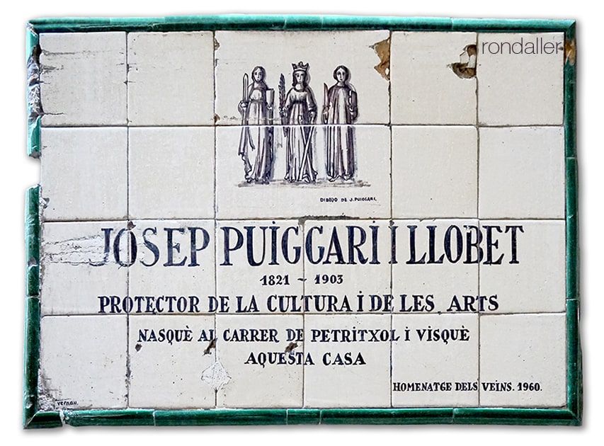 Plafó ceràmic de Guivernau al carrer Petritxol dedicat a Josep Puiggarí i Llobet.