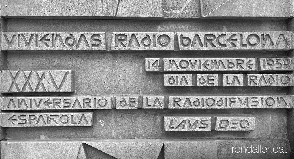 Habitatges Ràdio Barcelona. Inscripció de la inaguració el 1959 al carrer Loreto del barri de les Corts.