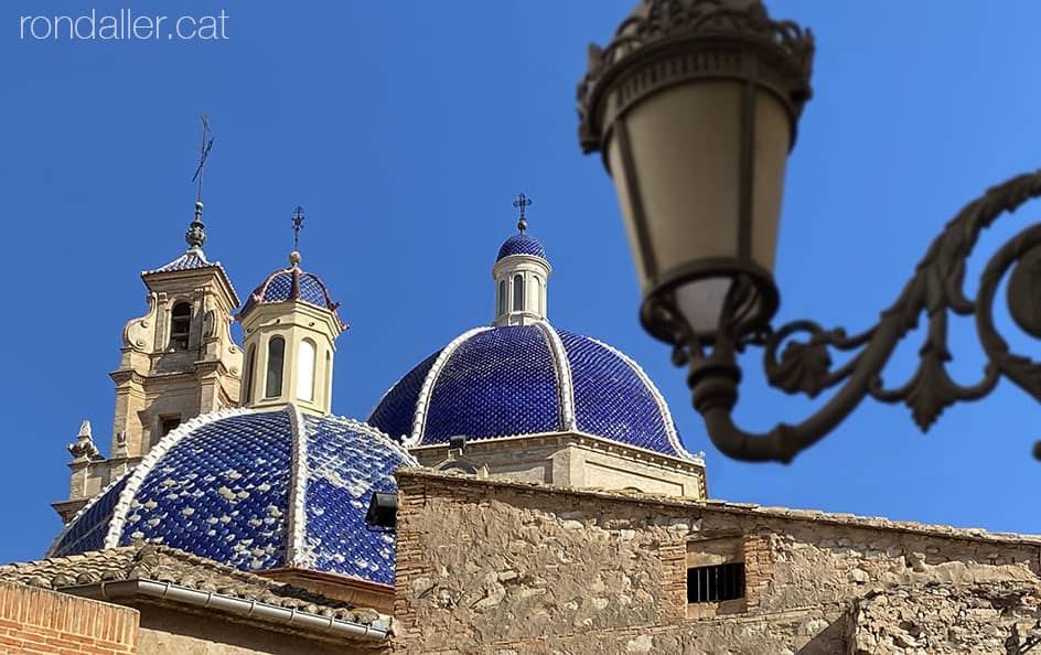 Passejada per Sueca. Cúpules i campanar de l'església parroquial de Sant Pere Apòstol