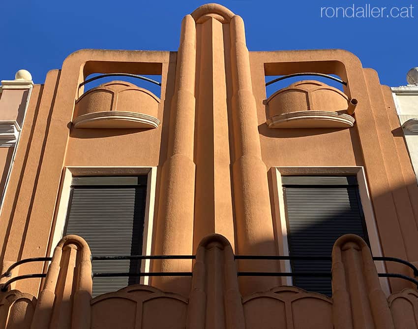 Edifici art-déco al carrer dels Carabassers de Sueca. Ribera Baixa, València.