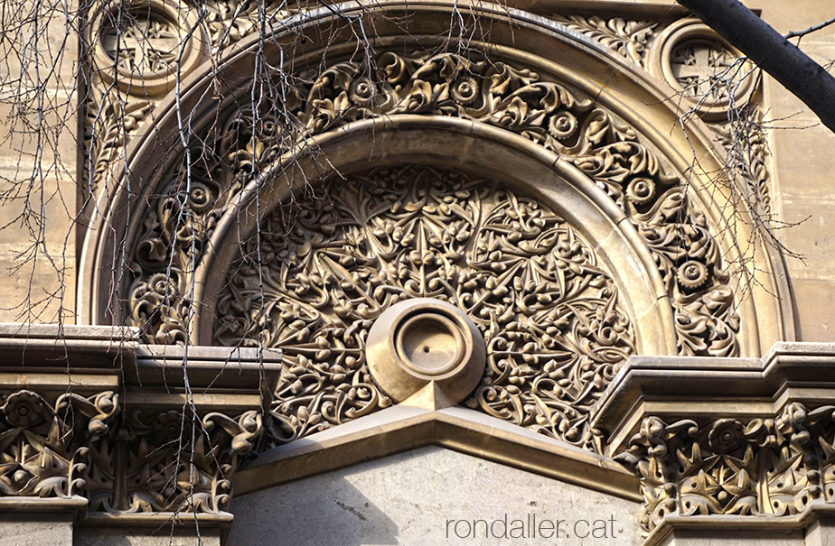 Decoració exterior de l’església del Sagrat Cor dels Jesuïtes de Barcelona projectada per Joan Martorell.