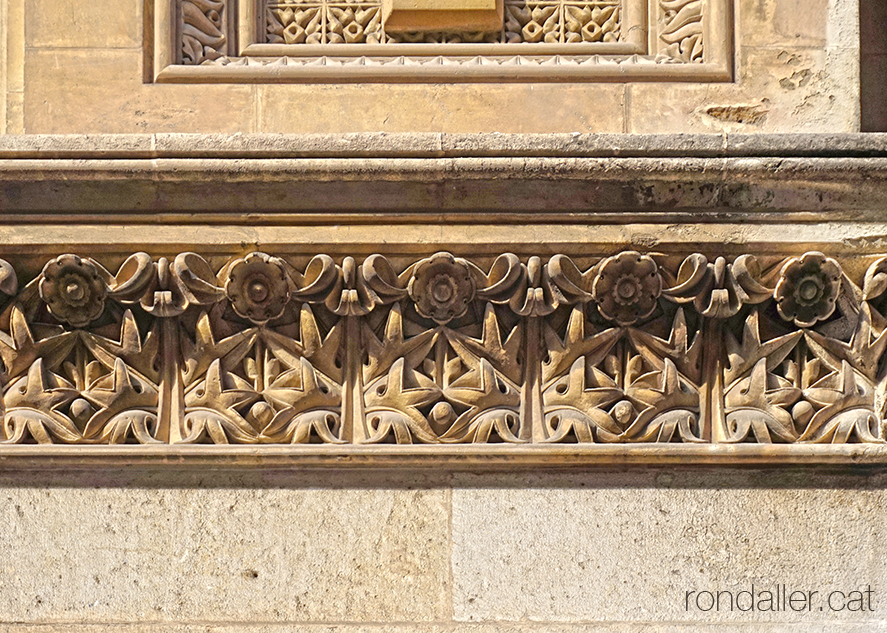 Decoració exterior de l’església projectada per Joan Martorell.