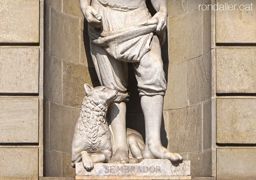 Escultura Sembrador de Miquel Oslé a l’antic edifici de l’INP de Barcelona.