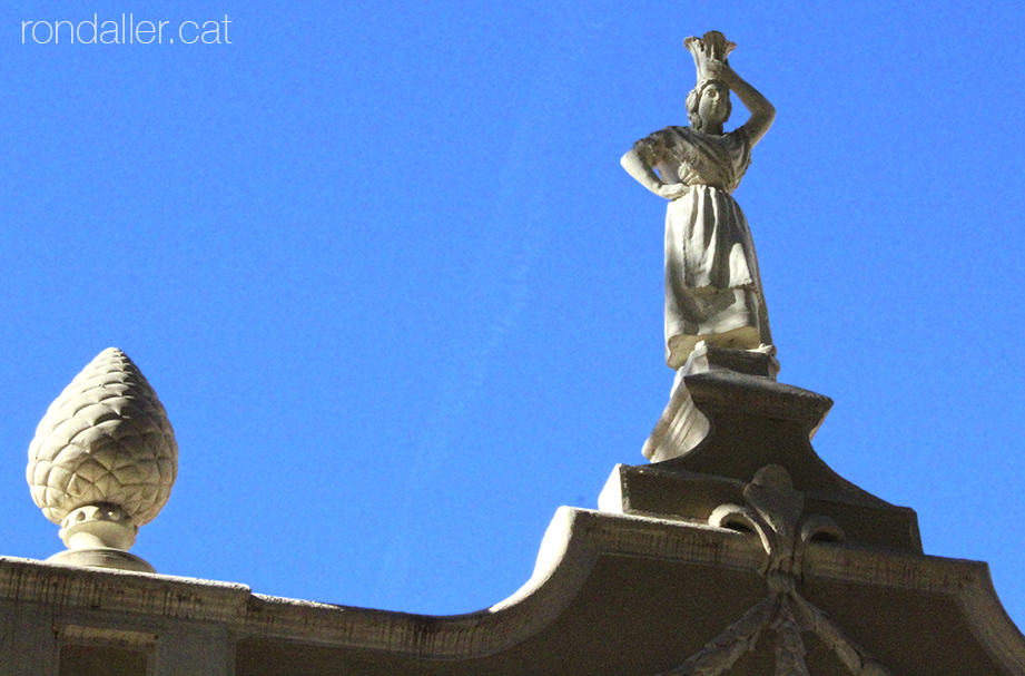 Escultura d’una noia valenciana a la façana d’un xalet a l’avinguda Joan Peset Aleixandre.