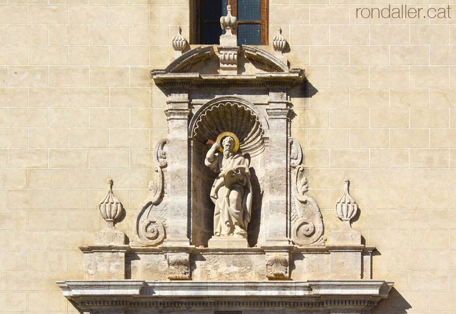 Portalada de l’església de Sant Bartomeu Apòstol, en estil barroc valencià, a Godella, a l’Horta Nord.