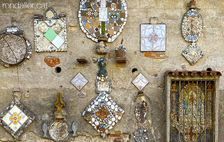 Decoració amb rajoles i còdols realitzada per Pere Salarich al carrer Isaac Albéniz de Tiana (Maresme).