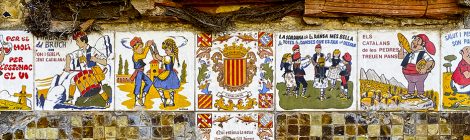 Decoració amb rajoles catalanes realitzada per Pere Saladrich al carrer Isaac Albéniz de Tiana (Maresme).