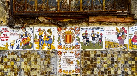 Decoració amb rajoles catalanes realitzada per Pere Saladrich al carrer Isaac Albéniz de Tiana (Maresme).