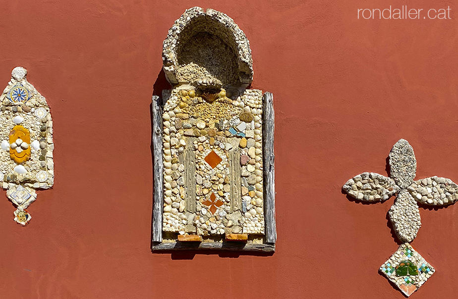 Decoració realitzada per Pere Salarich a la paret de Can Riera al carrer Lola Anglada de Tiana (Maresme).