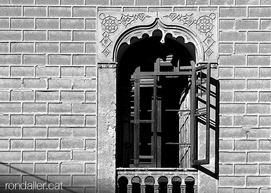 Finestra de Can Cavaller, Can Riusec o Cal Marquès, habitatge de Josep Nicolau d'Olzina a Monistrol de Montserrat.