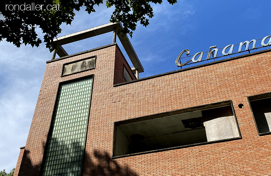 Façana de l’antiga fàbrica de manufactures Cañamás de Canyamars (Maresme).