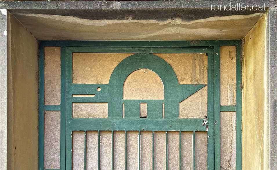 Porta amb tortuga a l’antiga fàbrica de manufactures Cañamás de Canyamars (Maresme).