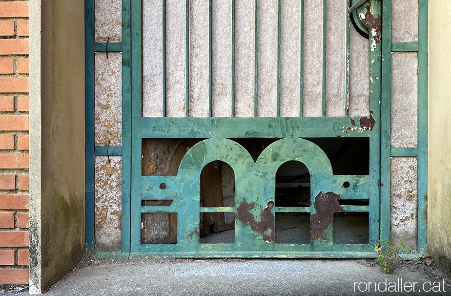 Porta amb tortuges a l’antiga fàbrica  de Canyamars (Maresme).