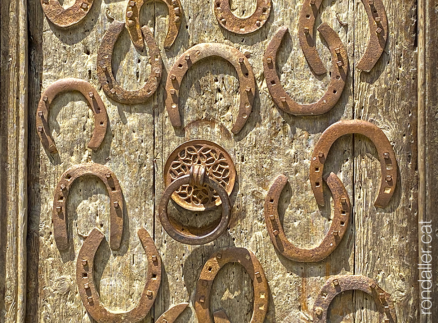 Detall de les ferradures clavades a la porta de l’església de Sant Martí d’Arenys de Munt.