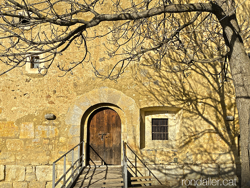 Porta del santuari de Nostra Senyora de Quadres dins el terme d’Isòvol a la Baixa Cerdanya.