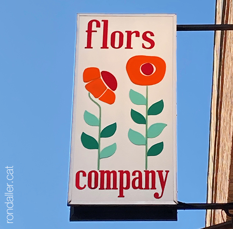 Rètol de vinil de Flors Company al carrer Madoz d’El Prat de Llobregat.