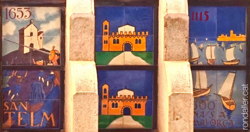 Rajoles sota el ràfec de l’Ajuntament de Sant Feliu de Guíxols (Baix Empordà), obra de Vilà Clara.