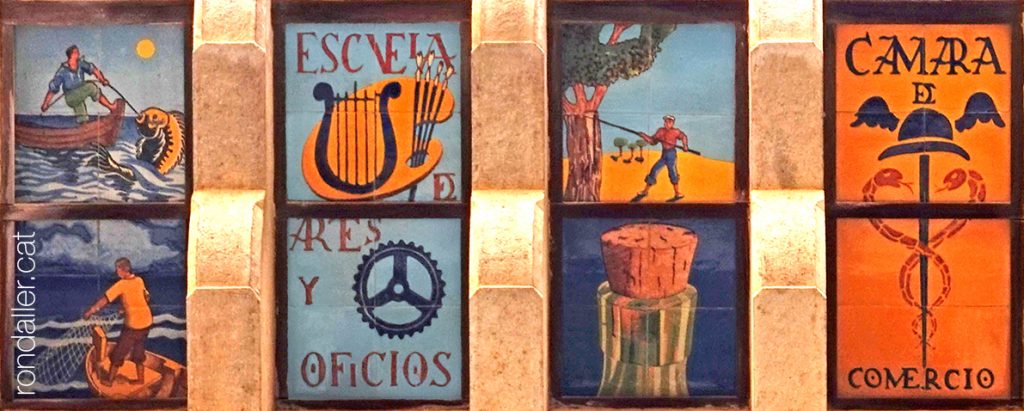 Plafons ceràmics que recorden els pescadors, l'Escola d'Arts i Ofici, la indústria del Suro i la Cambra de Comerç.